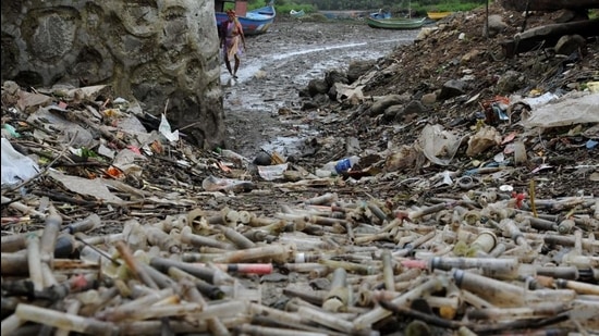 Morning walkers along the highway have been witnessing the rising debris of bio-medical waste in the area that is a risk to health. (Bachchan Kumar/HT photo) Morning walkers along the highway have been witnessing the rising debris of bio-medical waste in the area that is a risk to health. (Bachchan Kumar/HT photo)