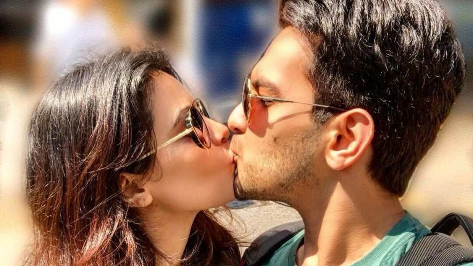 Aditya Narayan And Shweta Agarwal Celebrate Kiss Day With A Smooch Life Is Short Find Someone To Love Bollywood Hindustan Times