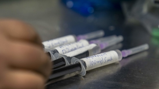 Health workers prepare the emergency medicine counter in the Covid-19 vaccination room.(Representative image/Bloomberg) Health workers prepare the emergency medicine counter in the Covid-19 vaccination room.(Representative image/Bloomberg)