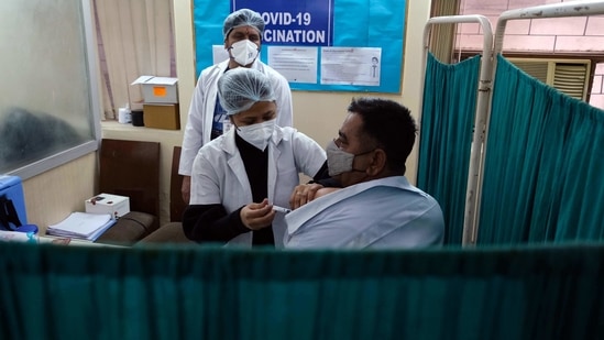 A healthcare workers administering a dose of Bharat Biotech Ltd. Covaxin vaccine for coronavirus. (Representative image)(Bloomberg) A healthcare workers administering a dose of Bharat Biotech Ltd. Covaxin vaccine for coronavirus. (Representative image)(Bloomberg)