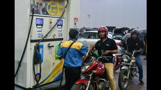 The fuel prices soared for the fifth consecutive day, on Saturday. The price of one litre of petrol is now  ₹94.93, while one litre of diesel is  ₹85.70. (HT PHOTO)