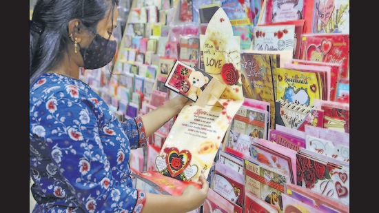 A girl was seen buying a greeting card on the occasion of Valentine’s day on Thursday. (Rahul Raut/HT PHOTO) A girl was seen buying a greeting card on the occasion of Valentine’s day on Thursday. (Rahul Raut/HT PHOTO)