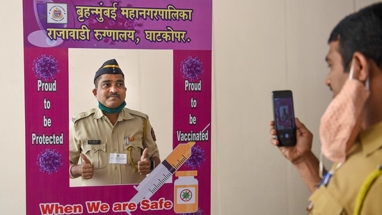 A police constable poses for a photograph after being administered a Covid-19 vaccine shot at Rajawadi Hospital in Mumbai.(PTI) A police constable poses for a photograph after being administered a Covid-19 vaccine shot at Rajawadi Hospital in Mumbai.(PTI)