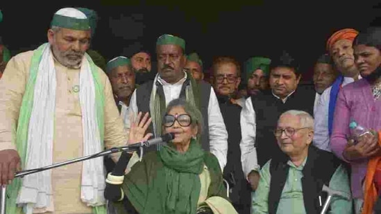 Tara Gandhi speaking to the farmers.(Sakib Ali/HT Photo)
