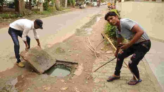 Sanitation workers often enter sewers through manholes to clear blockages.(Representative image/HT PHOTO)