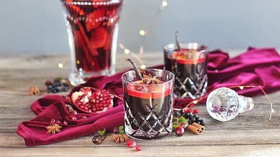 Vanilla Pomegranate Mulled Wine (Justine Celina) Vanilla Pomegranate Mulled Wine (Justine Celina)