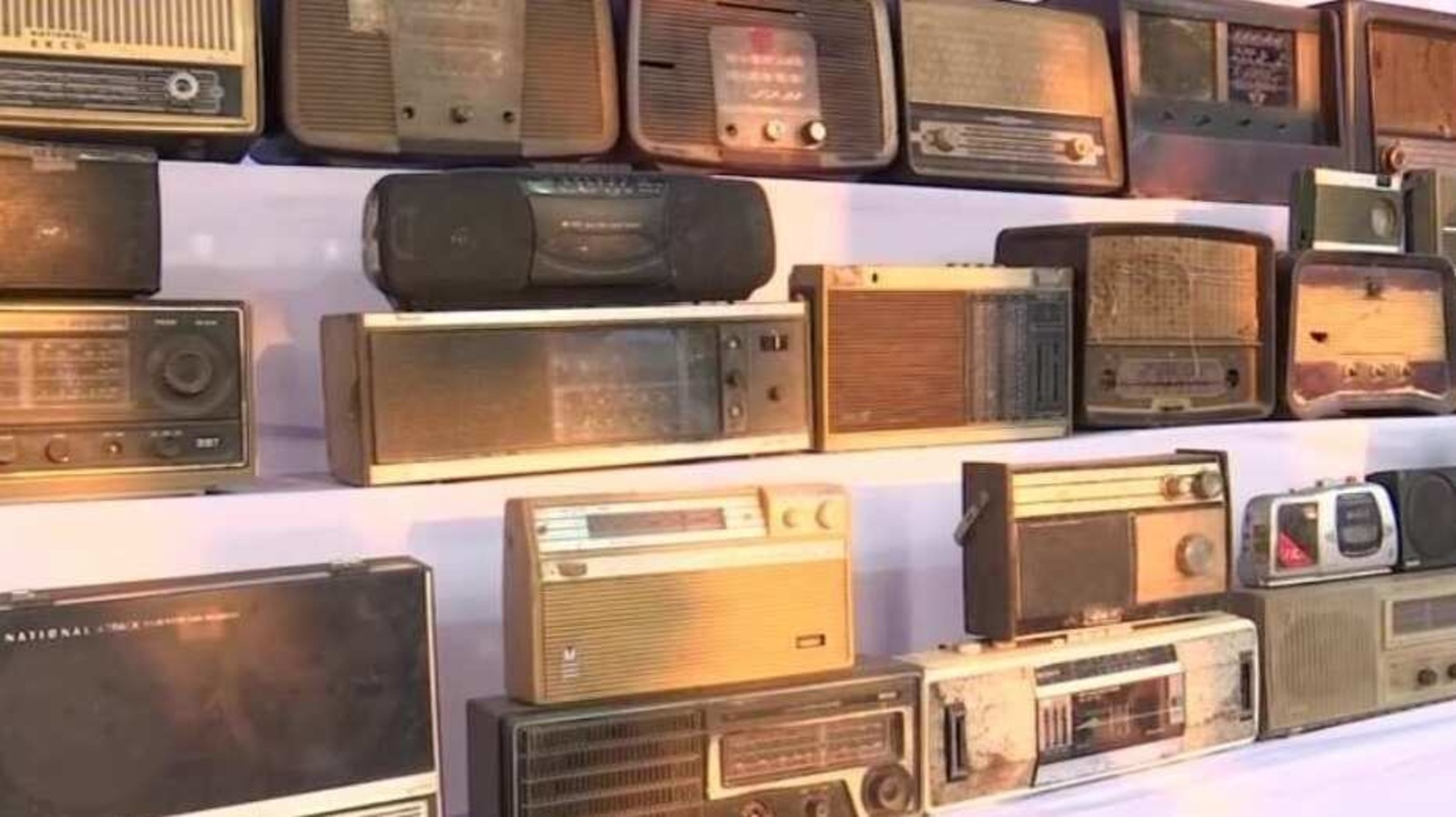 Visitors Attend 7th International Radio Fair To See Antique Radio Sets Hindustan Times