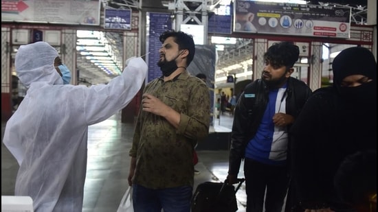 BMC medical staff conducts the rapid antigen test of passenger arriving from Karnavati Express at Mumbai Central. (Anshuman Poyrekar/HT Photo) BMC medical staff conducts the rapid antigen test of passenger arriving from Karnavati Express at Mumbai Central. (Anshuman Poyrekar/HT Photo)