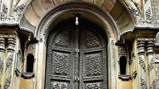Gali Badliyan is a part of Gali Chooriwallan street, a kind of long winding alley.