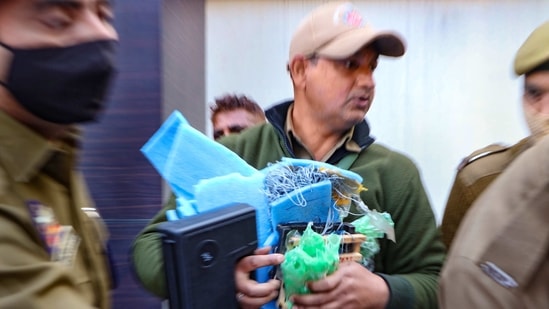  Jammu and Kashmir Police display the IED seized from an al-Badr man in Jammu.(PTI)