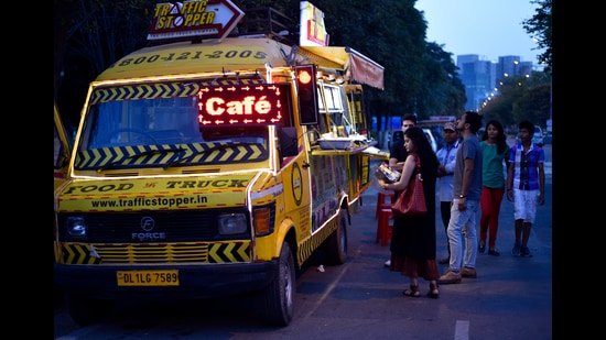 Food trucks have been a hit in NCR, and restaurateurs are expecting them to get good response in Delhi as well. (File Photo: Ravi Choudhary/HT (For representational purposes only)) Food trucks have been a hit in NCR, and restaurateurs are expecting them to get good response in Delhi as well. (File Photo: Ravi Choudhary/HT (For representational purposes only))