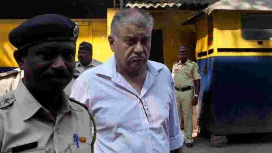 Peter Mukerjea being produced at the Esplanade Court in Mumbai in 2015.(Bhushan Koyande/ Hindustan Times)