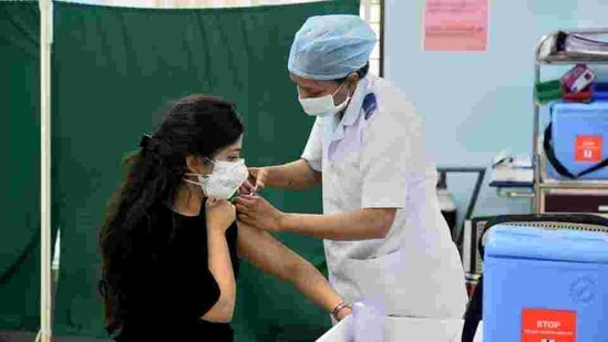 Post-vaccination symptoms were noticed in less than 12 hours of the administration of the dose and were reported more by women than men. (Satish Bate/HT Photo) Post-vaccination symptoms were noticed in less than 12 hours of the administration of the dose and were reported more by women than men. (Satish Bate/HT Photo)