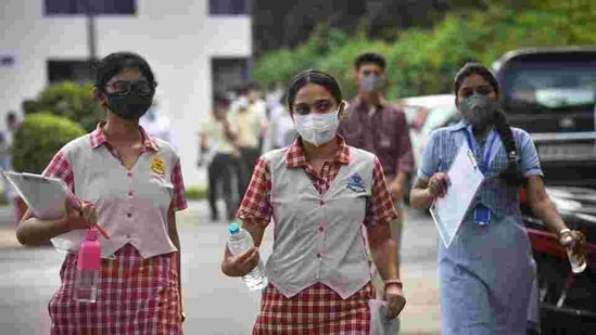 In May last year, HT had reported that the pass percentage in class 9 had gone up from 58.6% in the previous academic session to 64.5%. For class 11, this number went from 84.8% to 96.2%.(Sanchit Khanna/HT file)