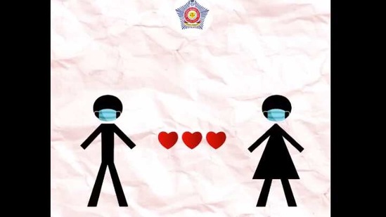 The image is a screengrab from the clip shared by Mumbai Police.(Twitter/@mumbaipolice)