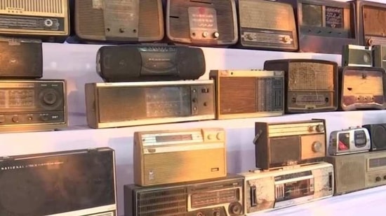 Antique radio sets attract visitors at 7th International Radio Fair(ANI)