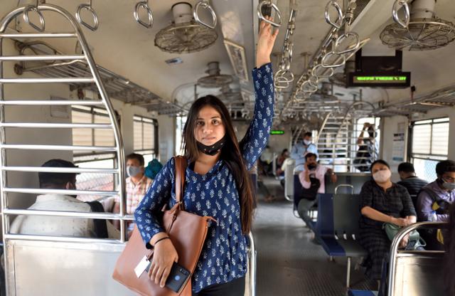 Vishwa Shah travels in a train at Kandivli. (Satish Bate/HT PHOTO)