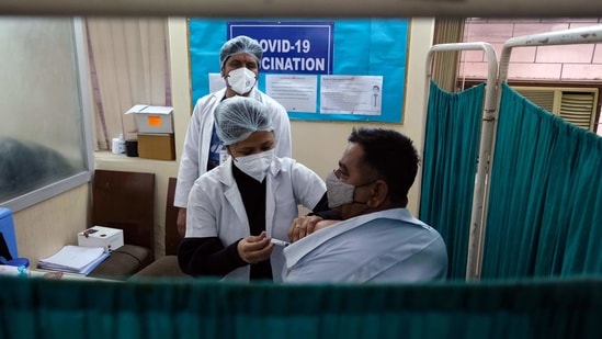 Those vaccinated include 61,54,894 healthcare workers (HCWs), out of whom 60,57,162 have been administered the first dose and 98,118 given the second dose. Besides, 23,61,491 frontline workers (FLWs) have been inoculated so far. (Representative image) (Bloomberg) Those vaccinated include 61,54,894 healthcare workers (HCWs), out of whom 60,57,162 have been administered the first dose and 98,118 given the second dose. Besides, 23,61,491 frontline workers (FLWs) have been inoculated so far. (Representative image) (Bloomberg)