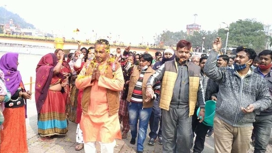 Traders showering flowers on pilgrims as part of opposing SOP on Mahakumbh fair in Haridwar.(HT Photo) Traders showering flowers on pilgrims as part of opposing SOP on Mahakumbh fair in Haridwar.(HT Photo)