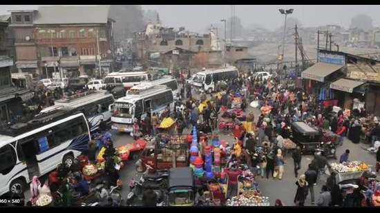 A busy Srinagar market. The J&K administration has initiated steps to simplify the business establishment process. (HT file photo) A busy Srinagar market. The J&K administration has initiated steps to simplify the business establishment process. (HT file photo)