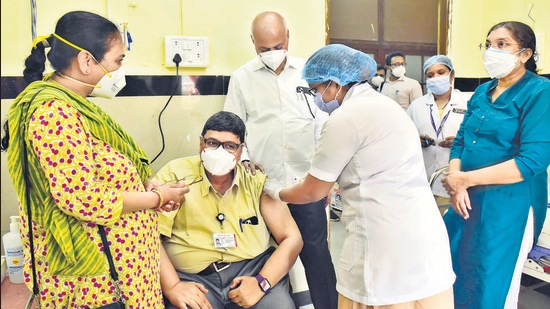 Dr Ranjit Mankeshwar, the dean of Sir JJ Hospital, gets vaccinated on Monday. (Anshuman Poyrekar/HT Photo) Dr Ranjit Mankeshwar, the dean of Sir JJ Hospital, gets vaccinated on Monday. (Anshuman Poyrekar/HT Photo)