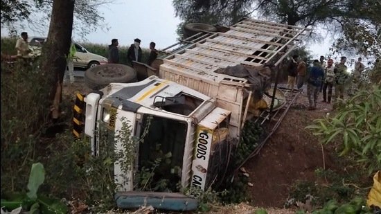 15 labourers died and several were injured after a truck overturned in Jalgaon, Maharashtra late on Sunday. (HT photo) 15 labourers died and several were injured after a truck overturned in Jalgaon, Maharashtra late on Sunday. (HT photo)