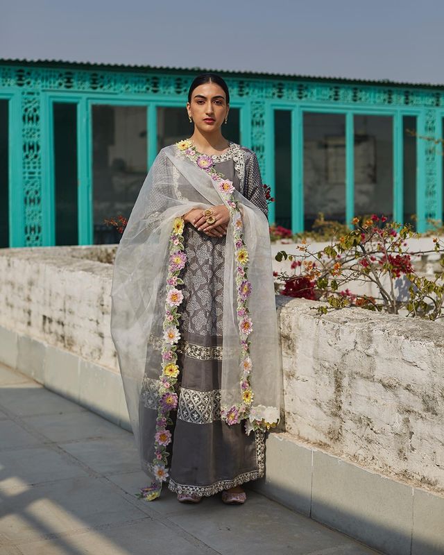 Delicate floral dupattas work beautifully with ethnic outfits (Photo: Instagram/rahulmishra_7) Delicate floral dupattas work beautifully with ethnic outfits (Photo: Instagram/rahulmishra_7)