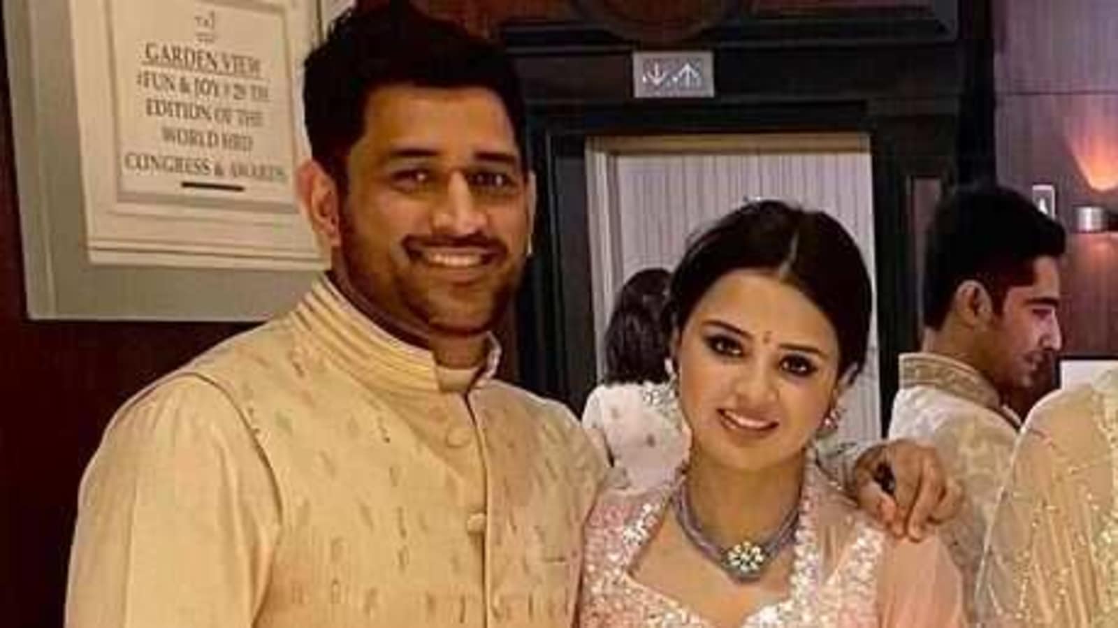 MS Dhoni looks dapper in kurta, matches with wife Sakshi's dazzling pink  lehenga | Fashion Trends - Hindustan Times