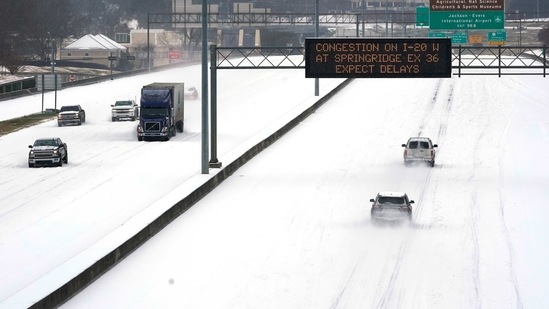 An electronic message board advises drivers of potential congestion as they drive over snow on Interstate 55 in north Jackson.(AP)