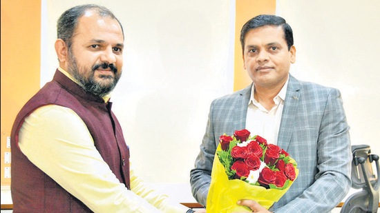 Former PCMC municipal commissioner Shravan Hardikar (left) welcomes his successor Rajesh Patil, on Monday. (HT PHOTO) Former PCMC municipal commissioner Shravan Hardikar (left) welcomes his successor Rajesh Patil, on Monday. (HT PHOTO)