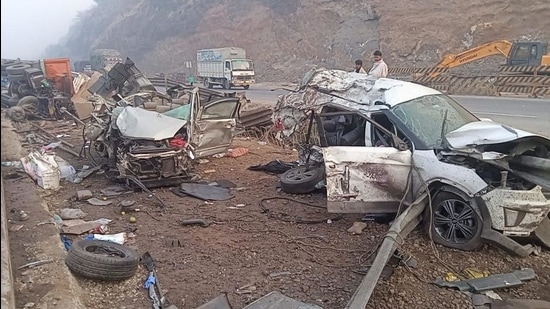 The pile-up that left five people dead and five others injured on Mumbai-Pune expressway near Khopoli early on Tuesday. (HT photo) The pile-up that left five people dead and five others injured on Mumbai-Pune expressway near Khopoli early on Tuesday. (HT photo)