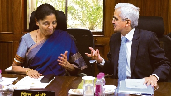 File photo of finance minister Nirmala Sitharaman with RBI governor Shaktikanta Das. The central bank had pledged to support the government’s <span class='webrupee'>₹</span>12 trillion borrowing programme. (HT Photo)