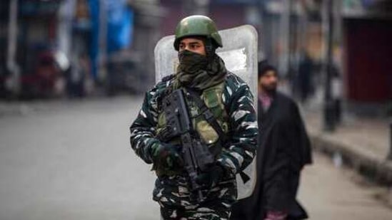 An Indian paramilitary soldier patrols through a closed market in Srinagar.(AP)