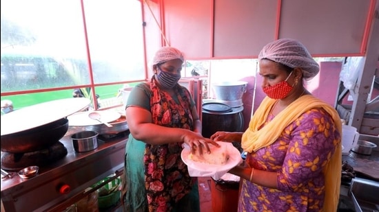 Kudumbashree has 4.3 million members, who have made 7.9 million cotton masks, 10,000 litres of hand sanitisers, and thousands of face shields as they diversified to meet the demand for them generated because of the pandemic. (Vivek R Nair/HT Photo) Kudumbashree has 4.3 million members, who have made 7.9 million cotton masks, 10,000 litres of hand sanitisers, and thousands of face shields as they diversified to meet the demand for them generated because of the pandemic. (Vivek R Nair/HT Photo)