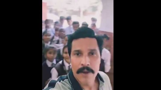The 'Sarbjit' actor shared a clip with the hashtag on Instagram and wrote, "Shoot par Bacha #PawriHoRaiHai #InspectorAvinash #Reels #OnSet #ShootLife".(Instagram/@randeephooda)