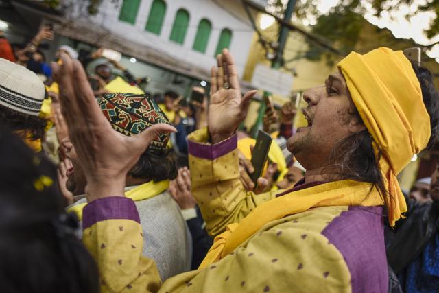 Special qawwali programmes are organised on this day and spring songs are dedicated to Hazrat Nizamuddin. (Photo: Burhaan Kinu/HT) Special qawwali programmes are organised on this day and spring songs are dedicated to Hazrat Nizamuddin. (Photo: Burhaan Kinu/HT)