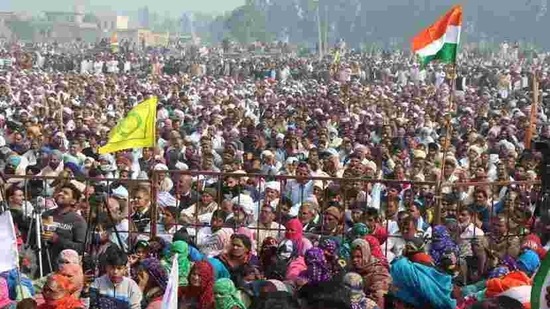 The gathering of farmers at the mahapanchayat at Jind’s Kandela village in Haryana on Wednesday. Bhartiya Kisan Union leader Rakesh Tikait, who addressed the meet, will hold a mahapanchayat at Dadri on Sunday. (Manoj Dhaka/HT)