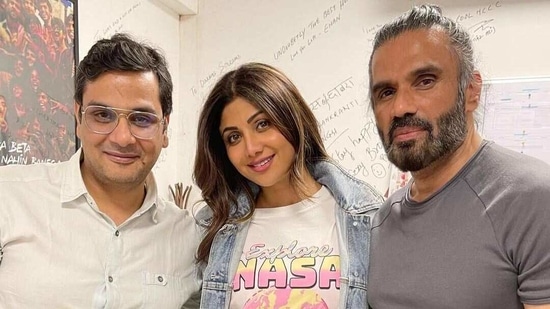 Shilpa Shetty and Suniel Shetty pose with Mukesh Chhabra.