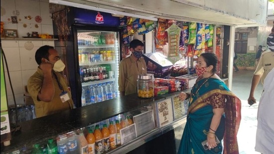 Mayor Kishori Pednekar at a railway station stall. (BMC) Mayor Kishori Pednekar at a railway station stall. (BMC)