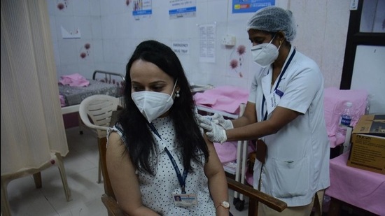 A medic gives a healthcare worker a shot of Covid-19 vaccine in Thane. (HT FILE) A medic gives a healthcare worker a shot of Covid-19 vaccine in Thane. (HT FILE)