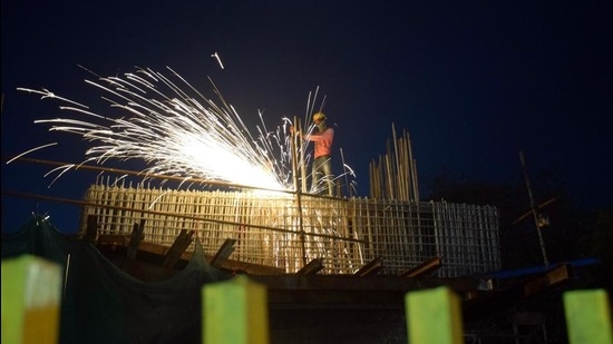 (Representative image) Being implemented by the Maharashtra Metro Rail Corporation, the Metro Neo project will cost ₹946.73 crore. (HT Photo) (Representative image) Being implemented by the Maharashtra Metro Rail Corporation, the Metro Neo project will cost ₹946.73 crore. (HT Photo)