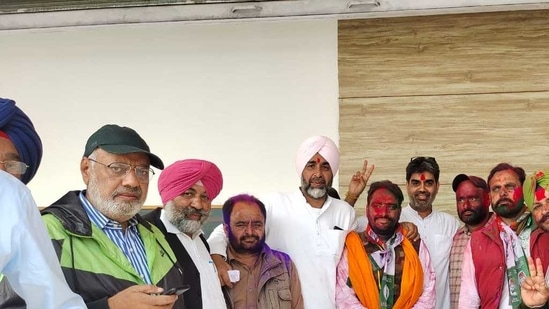 Congress leader and Punjab finance minister Manpreet Singh Badal (white turban) celebrates in Bathinda (twitter.com/MSBADAL)