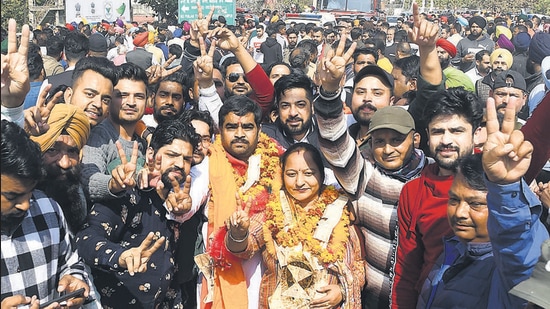 Congress’ Shivani Chanda, the winning candidate from Kharar’s ward number 21, celebrating with her supporters on Wednesday. No party managed the magic figure of 14 even as Congress emerged as the single-largest party in the 27-member council. (HT Photo) Congress’ Shivani Chanda, the winning candidate from Kharar’s ward number 21, celebrating with her supporters on Wednesday. No party managed the magic figure of 14 even as Congress emerged as the single-largest party in the 27-member council. (HT Photo)