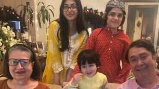 Randhir Kapoor and Babita pose with their grandchildren.