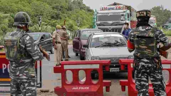 Jammu and Kashmir Police and Central Reserve Police Force (CRPF) personnel check vehicles on the Jammu-Srinagar National Highway in this file photo.(PTI Photo)