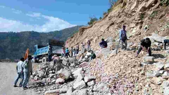 The HPC recommended that the width of the Char Dham road project should be 5.5 metres instead of 7.5 meters being constructed by state’s public works department (PWD )to Supreme Court in third week of July 2020.(HT file photo)