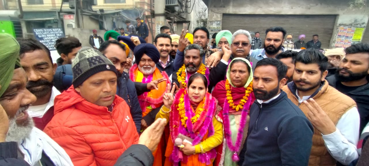 SAD candidates from Majitha after winning the municipal elections in Amritsar. (Sameer Sehgal | Hindustan Times) SAD candidates from Majitha after winning the municipal elections in Amritsar. (Sameer Sehgal | Hindustan Times)