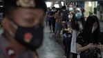 Market workers wait to receive a dose of the Sinovac Biotech Ltd. Covid-19 vaccine at Tanah Abang market in Jakarta, Indonesia, on Wednesday, Feb. 17, 2021.(Bloomberg) Market workers wait to receive a dose of the Sinovac Biotech Ltd. Covid-19 vaccine at Tanah Abang market in Jakarta, Indonesia, on Wednesday, Feb. 17, 2021.(Bloomberg)