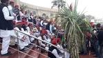 Samajwadi Party leaders protesting outside UP Assembly on Thursday.(HT Photo) Samajwadi Party leaders protesting outside UP Assembly on Thursday.(HT Photo)