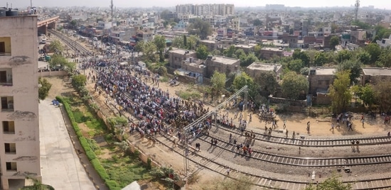 Farmers affiliated to the Samyukt Kisan Morcha block rail tracks at Jagatpura railway crossing in Jaipur on Thursday to press for the repeal of three farm laws.(Himanshu Vyas/HT PHOTO) Farmers affiliated to the Samyukt Kisan Morcha block rail tracks at Jagatpura railway crossing in Jaipur on Thursday to press for the repeal of three farm laws.(Himanshu Vyas/HT PHOTO)